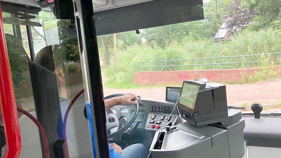 Ralf Brehl fährt in eine Rechtskurve - und schon zeigt der kleine Bildschirm vor ihm, was rechts neben dem Bus gerade passiert. Fotos: Hanssen