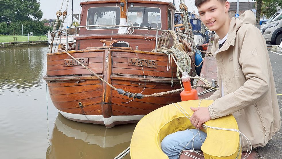 Tom Tietze (17) zeigt den Rettungsring, der ihm geholfen hat, den Oberkörper des bewusstlosen Mannes über Wasser zu halten. Foto: Gettkowski