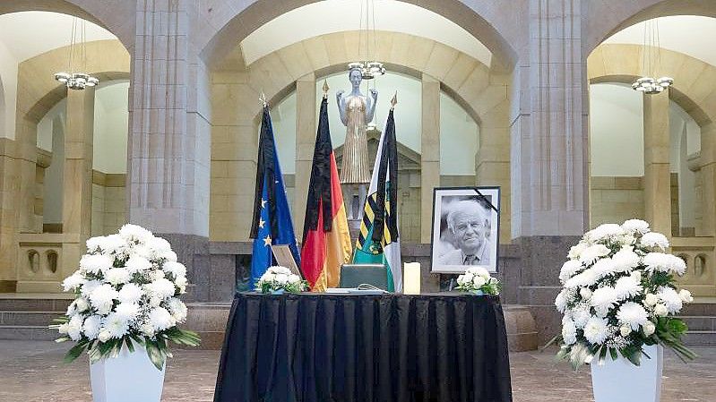 Ein Kondolenzbuch liegt nach dem Tod des CDU-Politikers Kurt Biedenkopf im Foyer der Sächsischen Staatskanzlei auf einem Tisch. zu dpa „Landtag, Regierung, Gesellschaft - dre. Foto: Sebastian Kahnert/dpa-Zentralbild/dpa