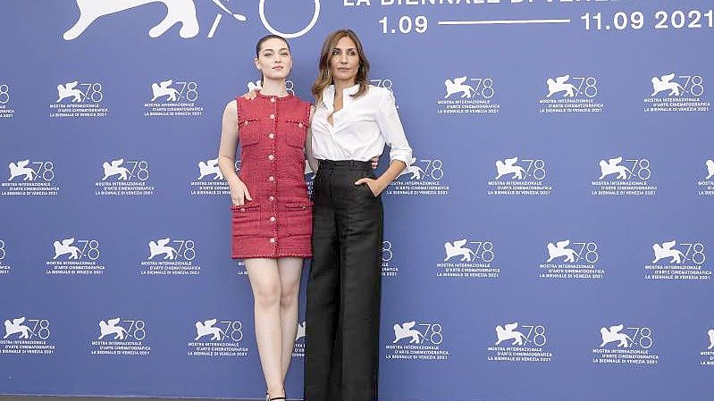 Schauspielerin Anamaria Vartolomei (l) und die Regisseurin Audrey Diwan beim Fototermin für den Film "L'evenement" ("Happening") während der 78. Ausgabe der Filmfestspiele von Venedig. Foto: Domenico Stinellis/AP/dpa