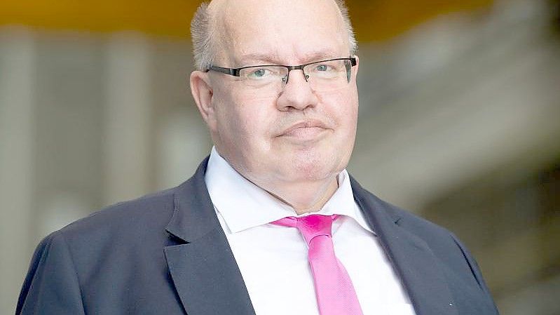 War mit einem Notarzt in ein Berliner Krankenhaus gebracht worden: Peter Altmaier. Foto: Sebastian Kahnert/dpa