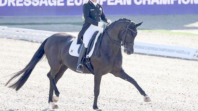 Isabell Werth reitet bei der EM auf Weihegold. Foto: Friso Gentsch/dpa