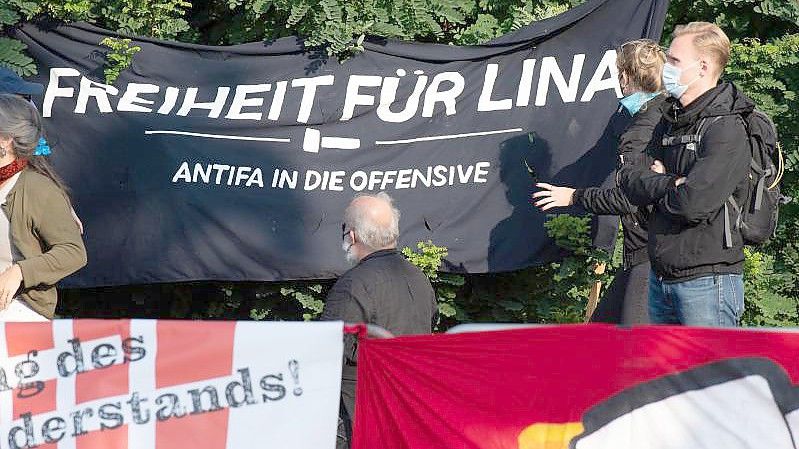 Demonstranten halten vor Beginn des Prozess in Dresden ein Transparent mit der Aufschrift „Freiheit für Lina“ vor dem Oberlandesgericht. Foto: Sebastian Kahnert/dpa-Zentralbild/dpa