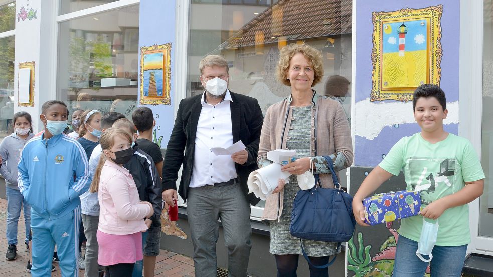 Andy Kampen von der Firma Bünting überreicht zusammen mit Bürgermeisterin Beatrix Kuhl die Geschenke an die Gewinner. Foto: Bünting