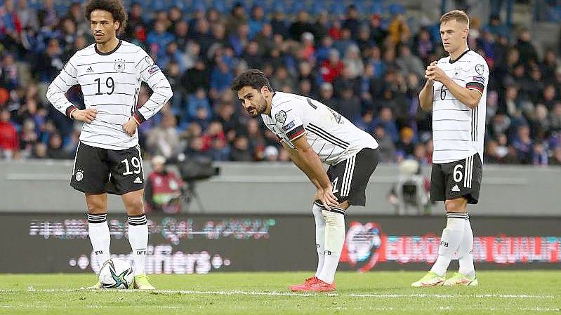 Die deutschen Nationalspieler um Leroy Sané, Ilkay Gündogan und Joshua Kimmich (l-r) mussten auf der Rückreise einen Stopp einlegen. Foto: Christian Charisius/dpa