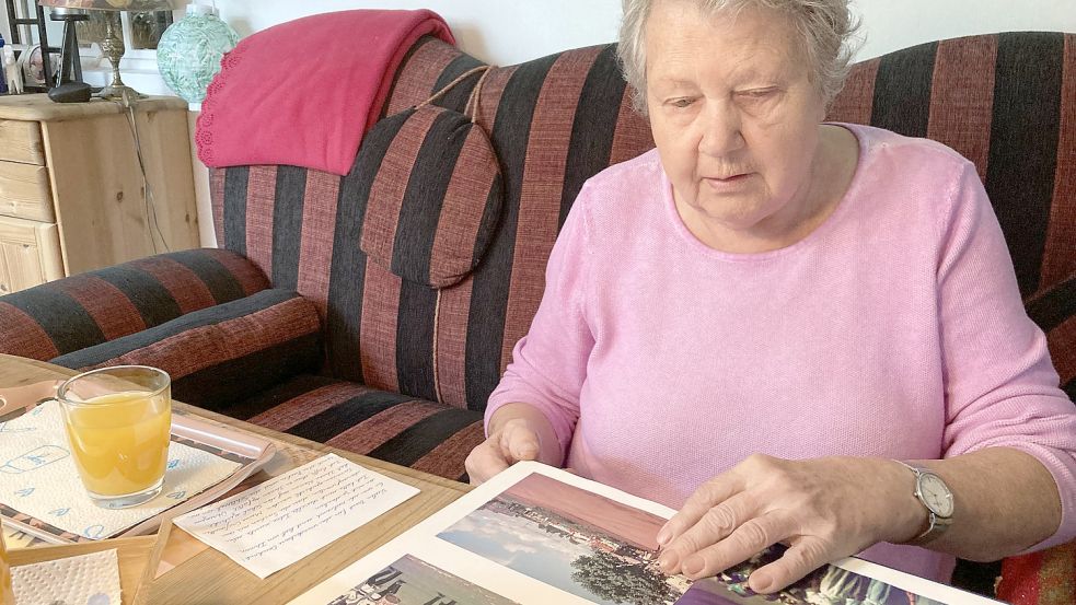 Annegret Krause hat Alben voller Fotos von ihrer Zeit in Afrika. Foto: Rübesam