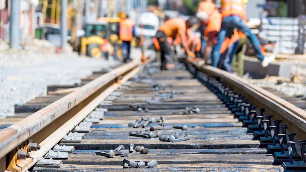 In Emden kündigt die Bahn Gleisbauarbeiten an. Deshalb sind Bahnübergänge in der Stadt gesperrt. Foto:greentellect/stock.adobe.com