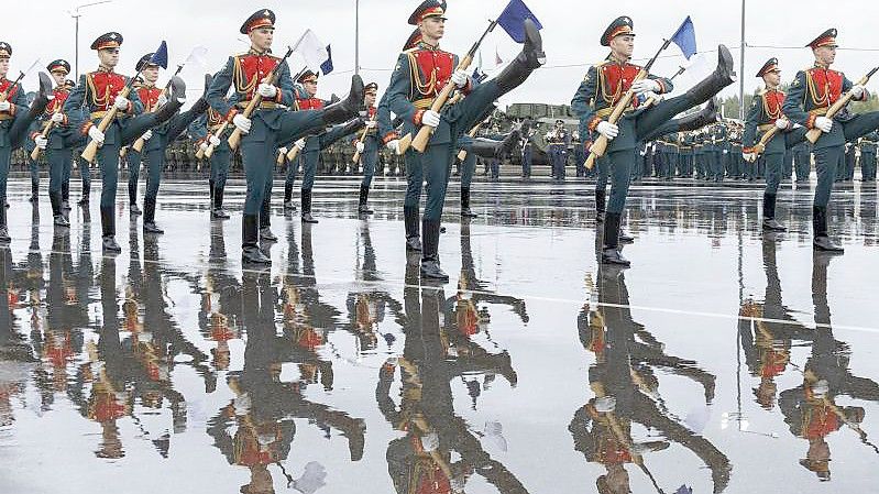 Auf diesem vom Pressedienst des russischen Verteidigungsministeriums zur Verfügung gestellten Foto treten russische Ehrengarde-Soldaten während der Eröffnungszeremonie der gemeinsamen strategischen Militärübung der Streitkräfte Russlands und Belarus auf. Foto: Vadim Savitskiy/Russian Defense Ministry Press Service/AP/dpa