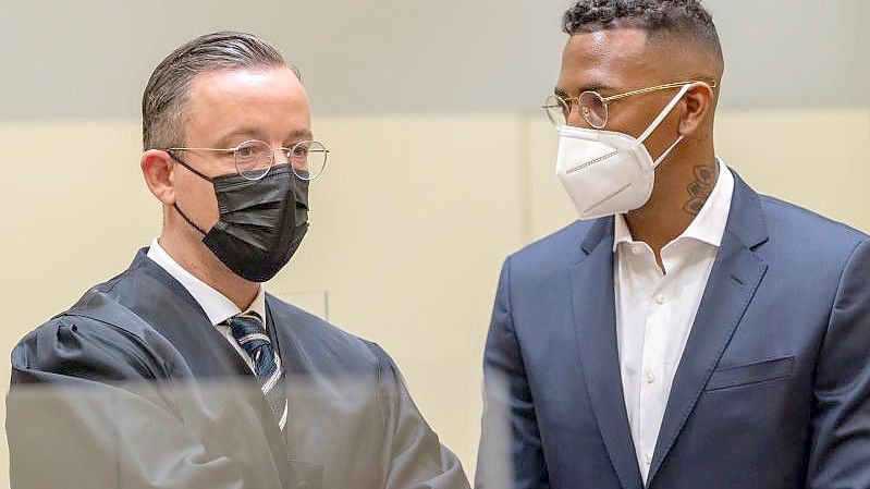 Der Fußball-Profi und ehemalige Nationalspieler Jérôme Boateng (r) im Amtsgericht München mit seinem Anwalt Kai Walden. Foto: Peter Kneffel/dpa