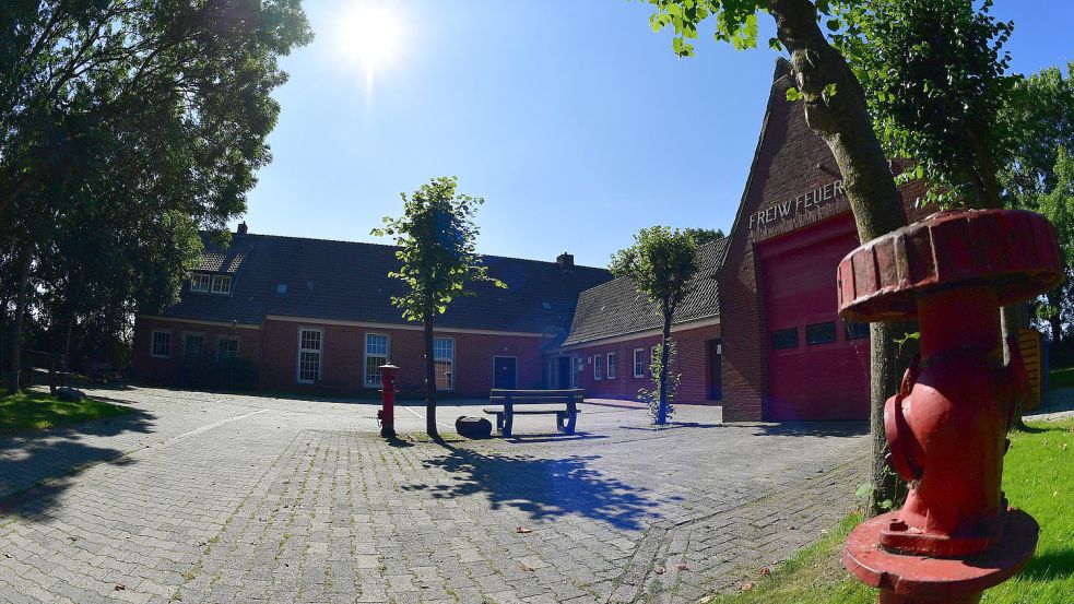 Noch beansprucht die Feuerwehr einen Teil des Gebäudes am Dorfrand von Pilsum. Wenn sie in eine geplante neue Wache umzieht, gibt es Platz für neue Ideen. Foto: Wagenaar