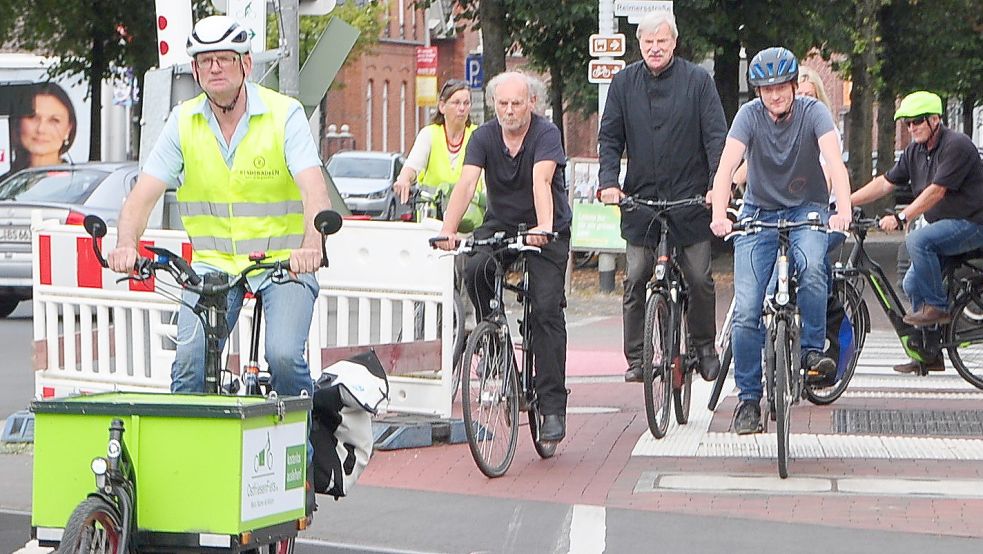 Radfahrer im ganzen Landkreis sammeln – wie hier am Bahnübergang in Leer – derzeit Kilometer für ihre jeweiligen Kommunen. Foto: Wolters