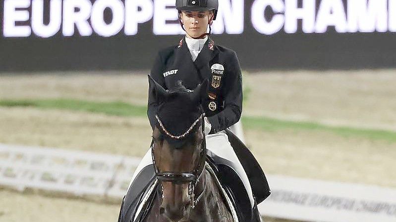 Jessica von Bredow-Werndl gewann bei der Dressur-EM ihre dritte Goldmedaille. Foto: Friso Gentsch/dpa