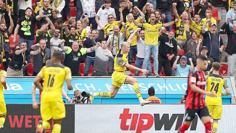 Stürmer Erling Haaland (M) war erneut der Dortmunder Matchwinner. Foto: Rolf Vennenbernd/dpa