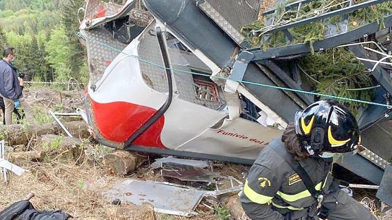 Rettungshelfer arbeiten am Wrack der Seilbahngondel am Monte Mottarone. Foto: -/Vigili del Fuoco Firefighters/AP/dpa