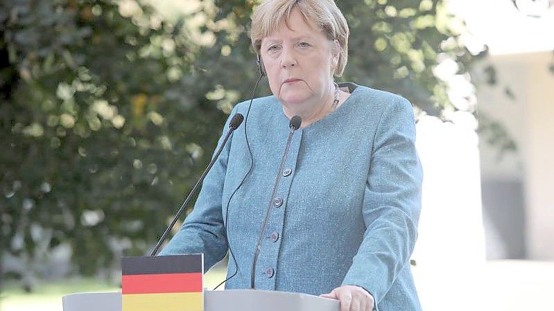 Angela Merkel (CDU) bei einer Pressekonferenz in Polen. Auf ihrer Reise in den Osten Europas besucht die Kanzlerin jetzt Serbien und Albanien. Foto: Wojciech Olkusnik/PAP/dpa