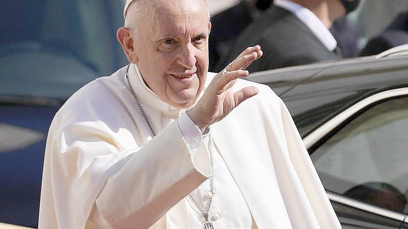 Papst Franziskus bei seiner Ankunft in der Kathedrale des Heiligen Martin in Bratislava. Foto: Petr David Josek/AP/dpa