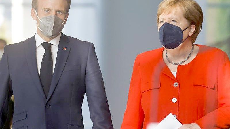 Bundeskanzlerin Angela Merkel und Frankreichs Präsident Emmanuel Macron zusammen in Berlin. Foto: Axel Schmidt/Reuters-Pool/dpa