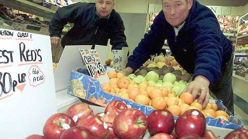 Zeiten ändern sich: Der Lebensmittelhändler Steven Thoburn (r) wurde 2001 zu einer Geldbuße verurteilt, weil er Bananen im Wert von 34 Pence (heute 40 Cent) nicht in Kilogramm angegeben hatte. Foto: Owen Humphreys/PA/epa/dpa