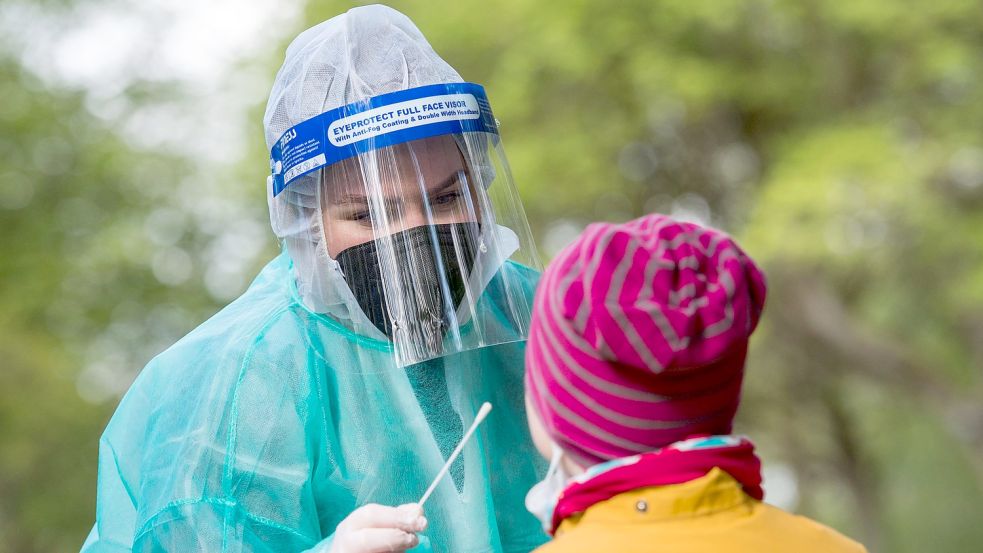 Wie lange noch? Corona-Test bei einem Kind. Foto: Daniel Bockwoldt/dpa