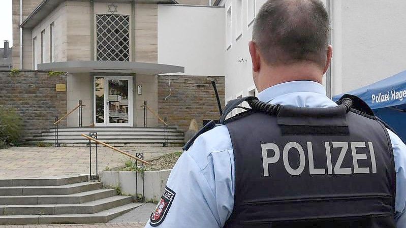 Die Polizei Hagen bewacht jetzt die Synagoge. Foto: Roberto Pfeil/dpa