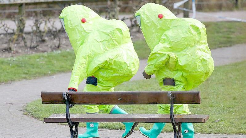 Einsatzkräfte in Schutzanzügen nach dem Anschlag in Salisbury 2018. Foto: Andrew Matthews/PA Wire/dpa