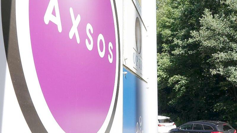 Das Firmenschild der IT-Firma Axsos vor dem Sitz des Unternehmens in Stuttgart-Möhringen. Foto: Felix Schröder/dpa