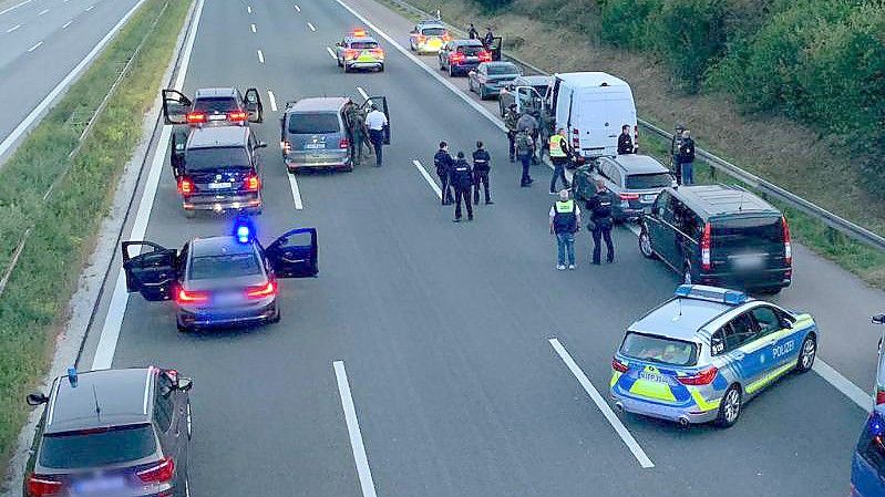 Polizisten und Helfer stehen mit ihren Fahrzeugen auf der Autobahn 9. Foto: Ralph Goppelt/Vifogra/dpa