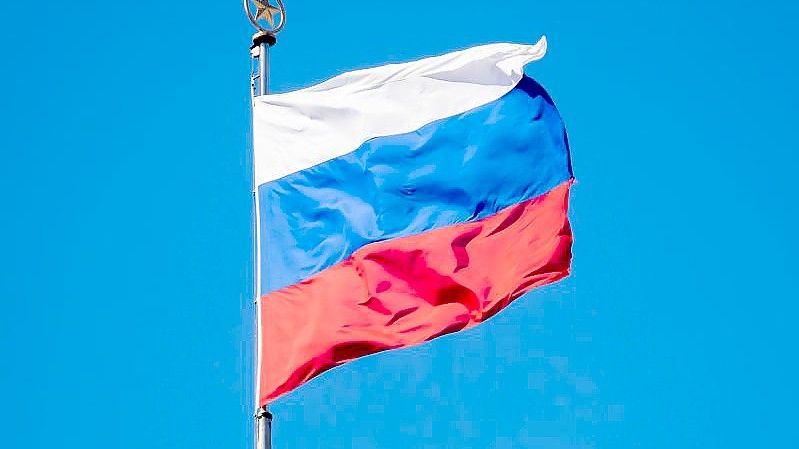 Die Flagge Russlands weht im Wind. Foto: Christoph Soeder/dpa/Symbolbild