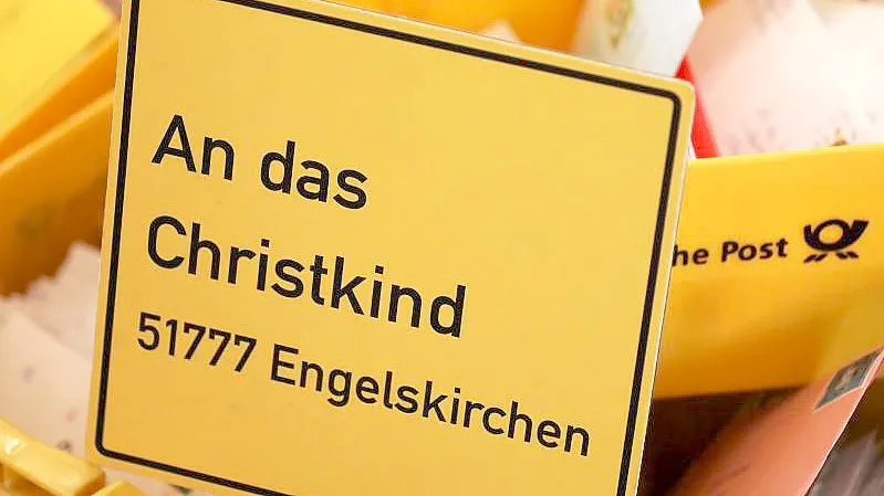 Kisten mit Wunschbriefen an das Christkind. Foto: Oliver Berg/dpa