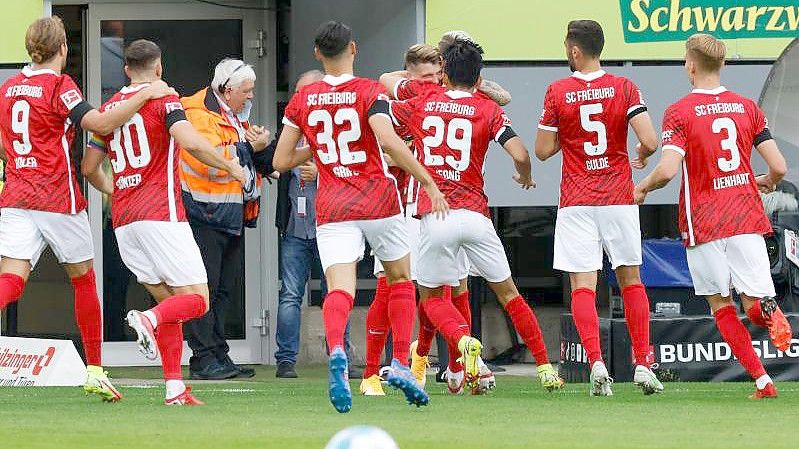 Der SC Freiburg verabschiedet sich mit einem : gegen den SC Augsburg aus dem vor 67 Jahren errichteten Dreisamstadion. Foto: Philipp von Ditfurth/dpa