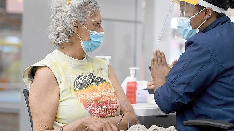 Aunty Jenny Munro (l), australische Wiradjuri-Älteste und Aktivistin für die Rechte indigener Völker, nach einer Covid-19-Impfung in Australien. Foto: Dan Himbrechts/AAP/dpa