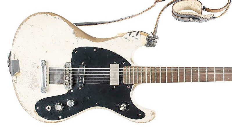 Die 1965 Mosrite Ventures II E-Gitarre von Johnny Ramone. Foto: Nikki Brickett/RR Auction/AP/dpa