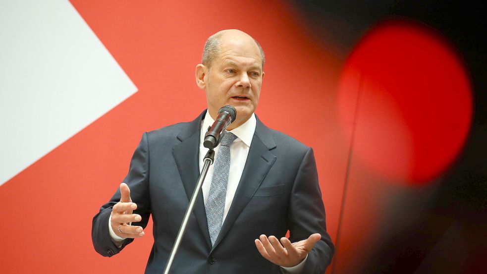 Am Tag danach: Olaf Scholz geht als Sieger aus der Bundestagswahl hervor - und muss dennoch bangen, auch tatsächlich ins Bundeskanzleramt einzuziehen. Langwierige Koalitionsverhandlungen sorgen in der EU für Nervosität. Foto: Emmanuele Contini/imago images