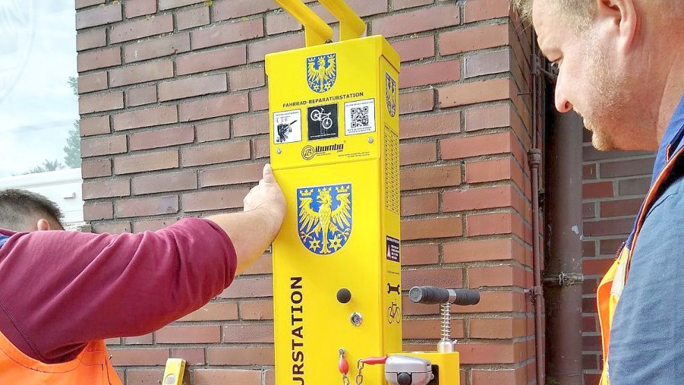 Mitarbeiter des Bauhofs der Samtgemeinde Brookmerland installierten die Reparaturstation vor dem Marienhafener Rathaus. Foto: privat