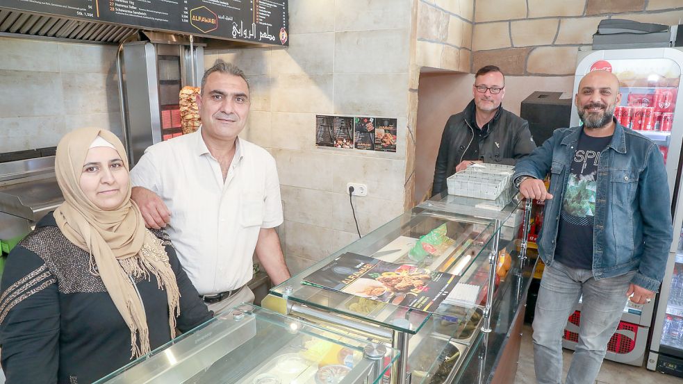 Ghosun (von links) und Mussaa Aldaass haben in Emden den Schritt in die Selbstständigkeit gewagt. Unterstützt wurden sie dabei auch von Stephan Peters und Mulham Mussa. Foto: Hock