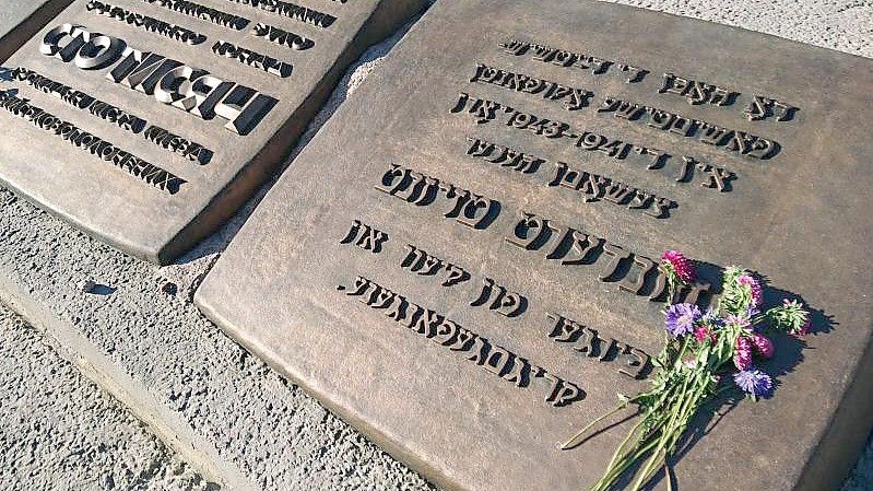 Blumen liegen vor einem Denkmal für die während der deutschen Besatzungszeit 1941-1943 in Babyn Jar ("Weiberschlucht") erschossenen Bürger der Stadt Kiew und Kriegsgefangenen. Foto: picture alliance / dpa