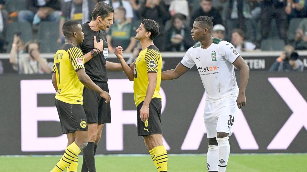 Platzverweis für Mahmoud Dahoud (2. v. r., Borussia Dortmund) durch Schiedsrichter Deniz Aytekin (2. v. l.) im Derby gegen Borussia Mönchengladbach. Foto: imago images/Ulrich Hufnagel