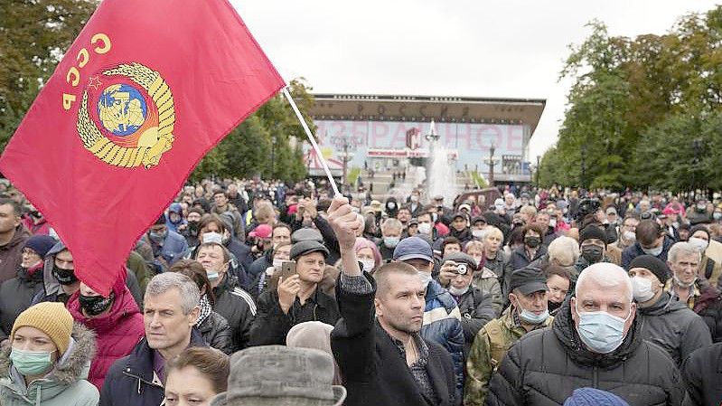 Demonstrierende versammeln sich während eines Protests gegen die Ergebnisse der Parlamentswahlen in Russland. Symbolbild. Foto: Pavel Golovkin/AP/dpa