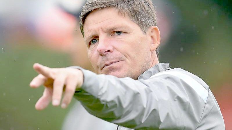 Steht mit Frankfurt in Antwerpen unter Druck: Eintracht-Coach Oliver Glasner. Foto: Arne Dedert/dpa