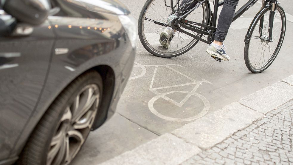 Mit den neuen Regeln sollen vor allem Radfahrer im Verkehr besser geschützt werden. Foto: Heinl/DPA