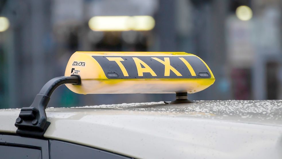 Leuchtet das Schild, ist das Taxi frei und kann auch vom Straßenrand aus herangerufen werden. Ist das Schild aus, ist das Taxi besetzt oder aber gerade auf dem Weg zu einem Fahrgast, der ein Taxi bestellt hat. Foto: Pixabay