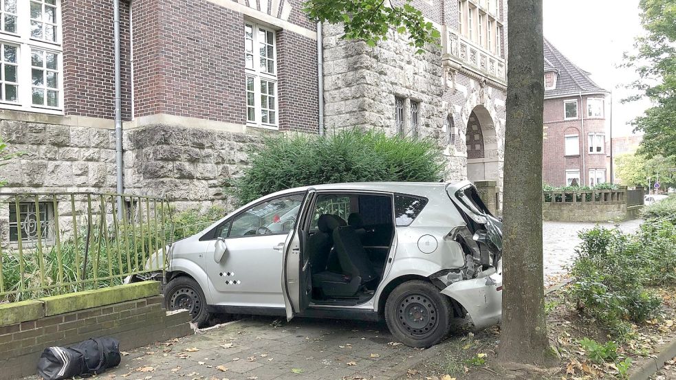 Nach Angaben des Fahrers hatte er auf nasser Straße die Kontrolle über seinen Wagen verloren. Foto: Hanssen