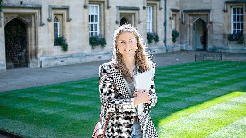 Die belgische Prinzessin Elisabeth auf dem Campus des Lincoln College an der Universität Oxford. Foto: -/belga/dpa