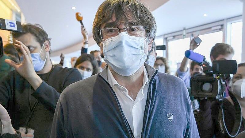 Carles Puigdemont (M), katalanischer Separatistenführer und Europaabgeordneter, trifft zu einer Ausschusssitzung im Europäischen Parlament ein. Foto: Riccardo Pareggiani/AP/dpa