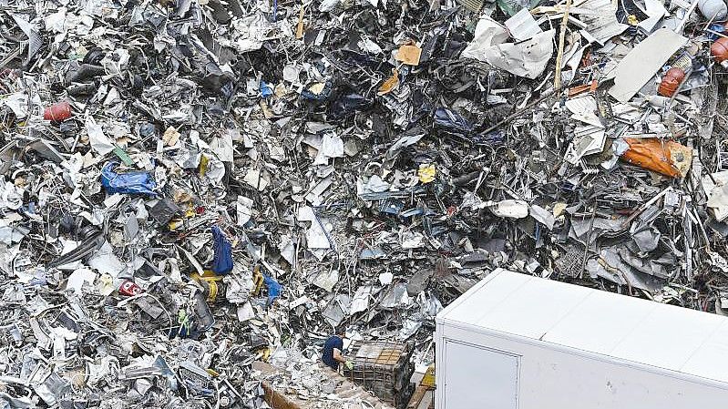 Blick auf einen Schrottplatz: Zum permanenten Konsum trägt auch bei, dass viele Produkte bewusst so entwickelt werden, dass sie schnell verbraucht und nicht reparabel sind. Foto: Uwe Anspach/dpa