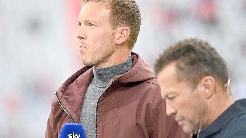 Bayern-Trainer Julian Nagelsmann (l) wird von Lothar Matthäus für eine Auswechslung kritisiert. Foto: Sven Hoppe/dpa