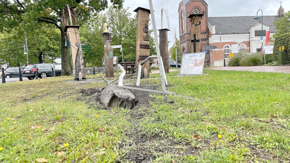 Bei einem Unfall ist eine Tafel (vorne) und eine Stele (links) beschädigt worden. Foto: Hellmers