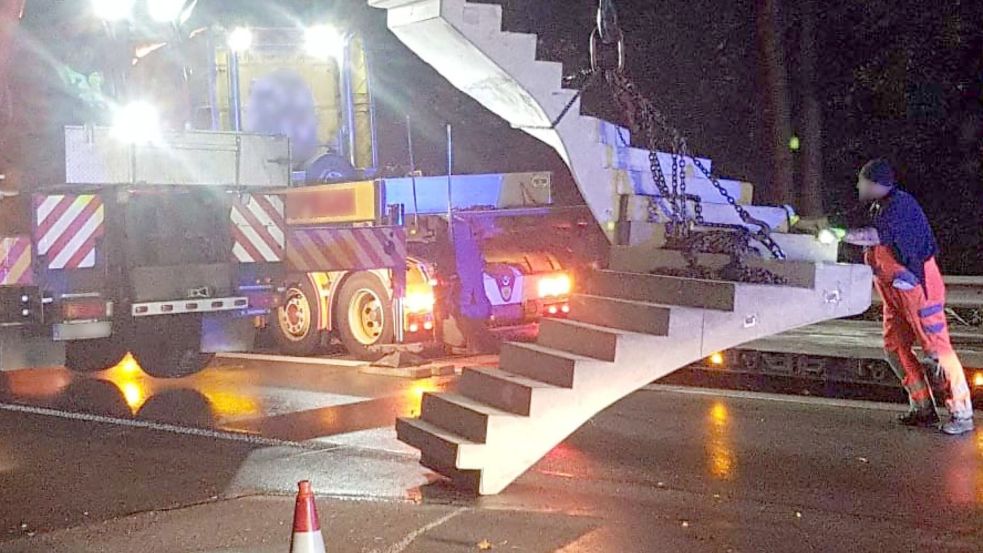 Ein LKW verlor am Dienstagabend auf der A1 in der Nähe von Bremen eine tonnenschwere Betontreppe. Foto: Polizei Bremen