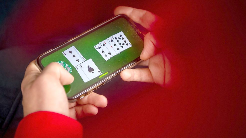 Wer mit dem Smartphone spielt, sollte auf Kostenfallen achten. Symbolfoto: Schuldt/dpa