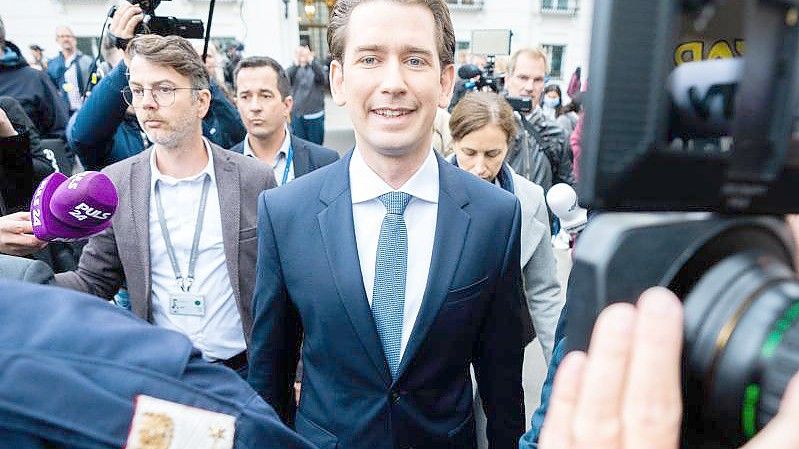 Österreichs Bundeskanzler Sebastian Kurz auf dem Weg zu einem Gespräch mit Bundespräsident Alexander Van der Bellen. Foto: Georg Hochmuth/APA/dpa